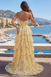 Tirantes finos amarillos: un vestido de fin de curso floral con corsé y volantes