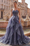 Vestido largo de graduación azul polvoriento azul sin tirantes con corpiño fruncido y volantes en cascada
