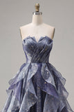 Vestido largo de graduación azul polvoriento azul sin tirantes con corpiño fruncido y volantes en cascada