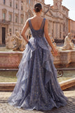 Elegante vestido de graduación azul polvoriento de tul con escote en V y volantes escalonados