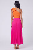 Vestido largo plisado de un hombro naranja y fucsia con pliegues en forma de A