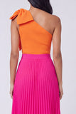 Vestido largo plisado de un hombro naranja y fucsia con pliegues en forma de A