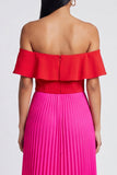 Vestido largo fucsia de línea A con hombros descubiertos y rojo plisado con volantes