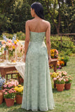 Vestido largo sin tirantes recortado de flores de salvia polvorienta con abertura