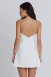 Mini vestido blanco fruncido y bodycon tirantes y abertura