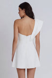 Vestido mini de marfil con un solo hombro con volantes y abertura