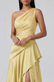 Vestido formal largo de un solo hombro con volantes amarillos