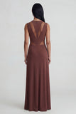 Vestido formal marrón con escote redondo con corte de funda