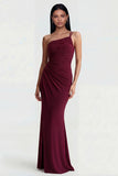 Vestido formal de sirena burdeos fruncido de un solo hombro