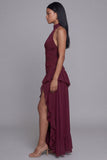 Vestido formal con volantes y corte burdeos con corte