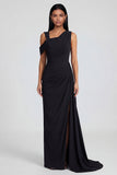 Vestido formal negro de cuello asimétrico con cinta