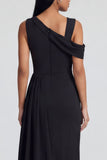 Vestido formal negro de cuello asimétrico con cinta
