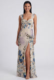 Vestido largo floral de funda marfil fruncido con abertura