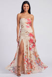 Vestido floral fruncido sin tirantes de marfil con abertura
