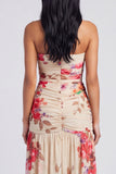 Vestido floral fruncido sin tirantes de marfil con abertura