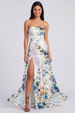 Vestido floral fruncido sin tirantes de marfil con abertura