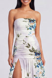 Vestido floral fruncido sin tirantes de marfil con abertura