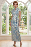 Vestido largo de madre de la novia azul jacquard con cuello alto y abertura