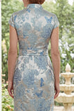 Vestido largo de madre de la novia azul jacquard con cuello alto y abertura