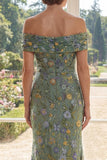 Vestido de tul sirena verde bordado con hombros descubiertos de la madre de la novia