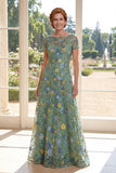 Vestido de Madre de la Novia bordado con escote bateau de tul verde línea A