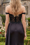 Vestido largo largo de graduación sirena negro de satén al hombro y cuentas fruncidas, con abertura