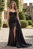 Vestido largo de graduación negro de satén sirena, con cuentas y cuentas y abertura