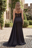 Vestido largo de graduación negro de satén sirena, con cuentas y cuentas y abertura