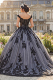 Vestido de baile negro con hombros descubiertos y vestido de quinceañera