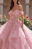 Vestido de baile rosa con hombros descubiertos y volantes de quinceañera