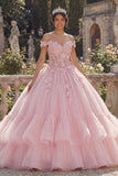 Vestido de gala rosa con hombros descubiertos y vestido de quinceañera con escaleras