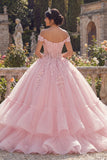 Vestido de gala rosa con hombros descubiertos y vestido de quinceañera con escaleras