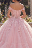 Vestido de gala rosa con hombros descubiertos y vestido de quinceañera con escaleras
