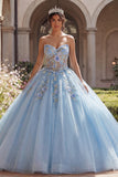 Vestido de gala de quinceañera con corsé azul sin tirantes con apliques.