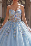 Vestido de gala de quinceañera con corsé azul sin tirantes con apliques.