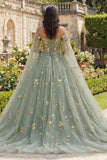 Vestido de baile verde descubierto con flores de quinceañera y mangas tipo capa