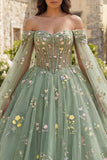 Vestido de baile verde descubierto con flores de quinceañera y mangas tipo capa