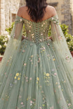 Vestido de baile verde descubierto con flores de quinceañera y mangas tipo capa
