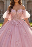 Vestido de baile rosa con aplíquos de hombros descubiertos y mangas abombadas
