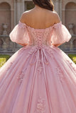 Vestido de baile rosa con aplíquos de hombros descubiertos y mangas abombadas