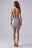 Vestido de cóctel corto, ajustado y ajustado sin respaldo, brillante gris azul, con cuentas y encima.