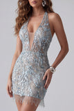 Vestido de cóctel corto, ajustado y ajustado sin respaldo, brillante gris azul, con cuentas y encima.