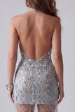 Vestido de cóctel corto, ajustado y ajustado sin respaldo, brillante gris azul, con cuentas y encima.