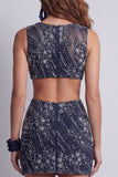 Vestido de cóctel corto, ajustado con cuello barco azul marino brillante, recortado con cuentas