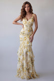 Vestido formal de sirena con volantes florales amarillo claro y tirantes finos