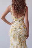Vestido formal de sirena con volantes florales amarillo claro y tirantes finos