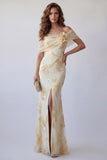 Vestido formal de sirena bordado en amarillo claro con hombros descubiertos