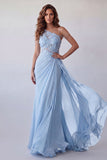 Vestido formal de gasa azul cielo con un solo hombro y serpentina