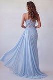 Vestido formal de gasa azul cielo con un solo hombro y serpentina