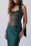 Vestido formal de sirena verde oscuro con tirantes finos y bufanda en el cuello